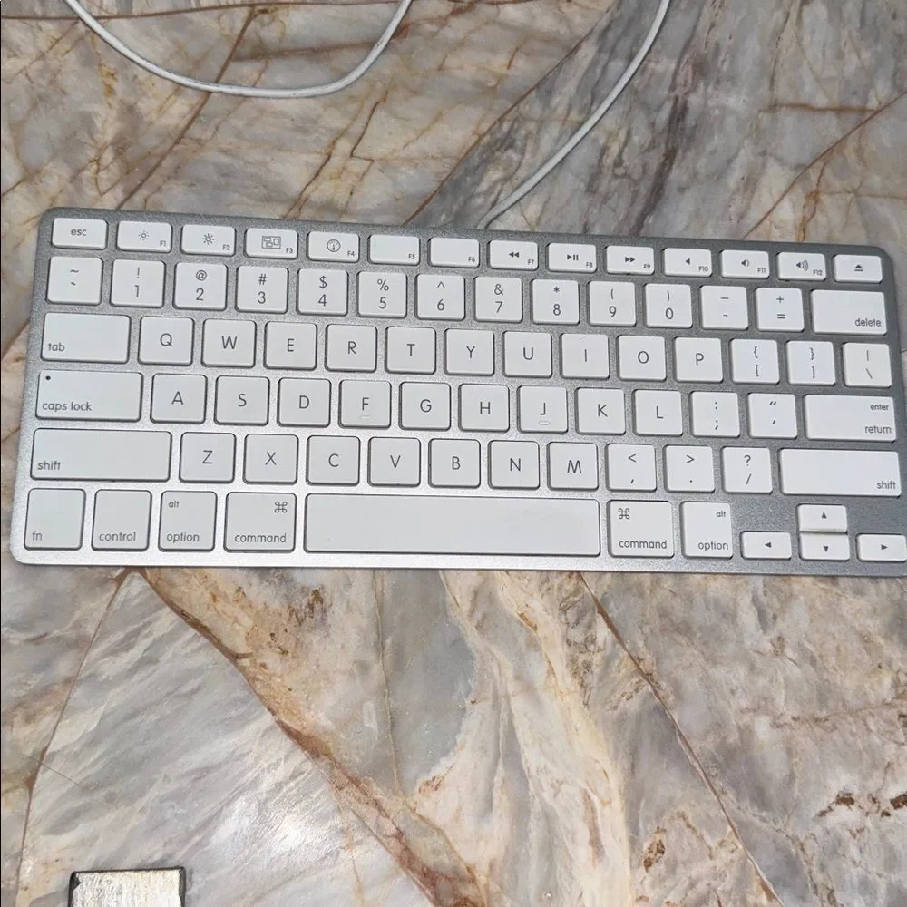 Apple White model A1242 wired USB keyboard Keyboard